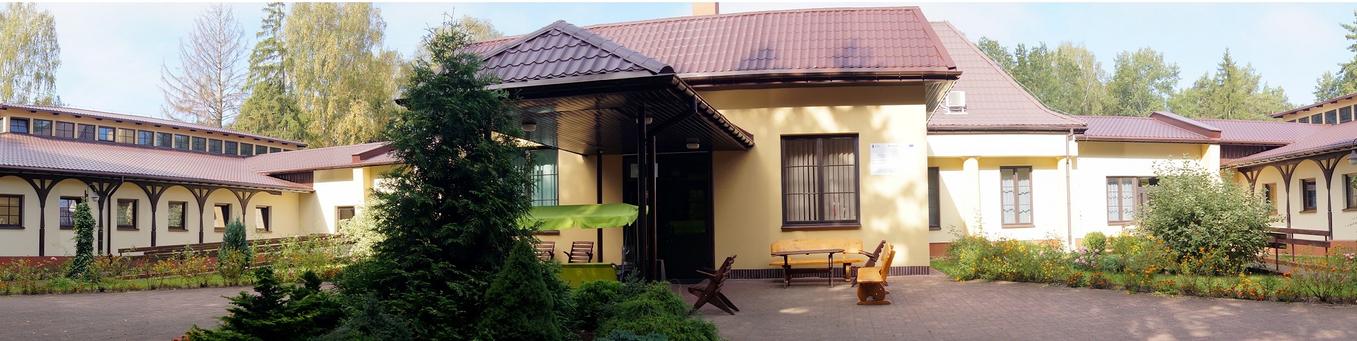 Wejście Budynek Główny Dom Pomocy Społecznej „Jedlina” w Mieni